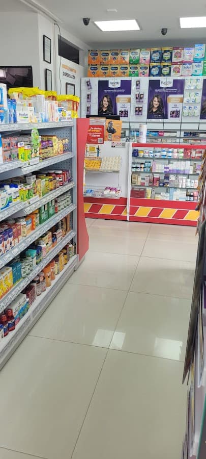 la rebaja Plus No. 63 DROGUERIA Y MINIMARKET Avenida Simon Bolivar Cali — foto