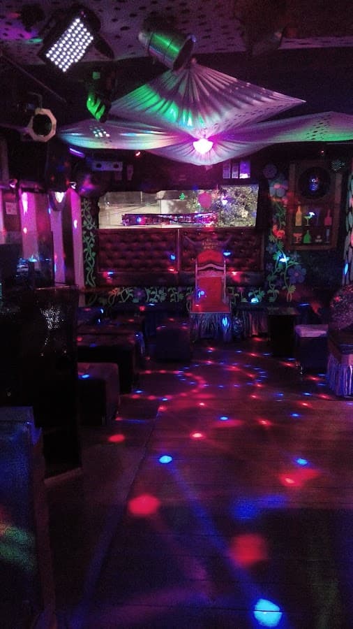 el escondite disco bar