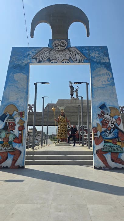 Portada Moche. Santa Rosa. Entrada Huaca del sol. Huaco Fertilidad. Parque temático Guerreros Moche