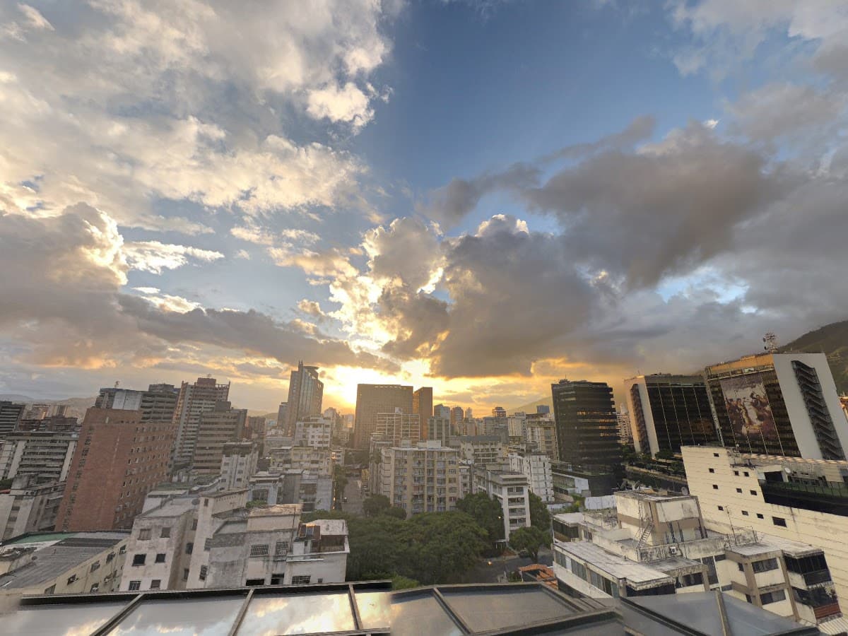 Centro Medico las Delicias / AISA — foto