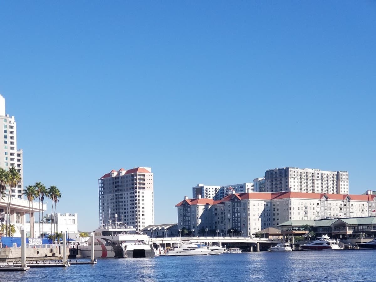 Go Tiki Tours Tampa - #1 Floating Tiki Boat — foto