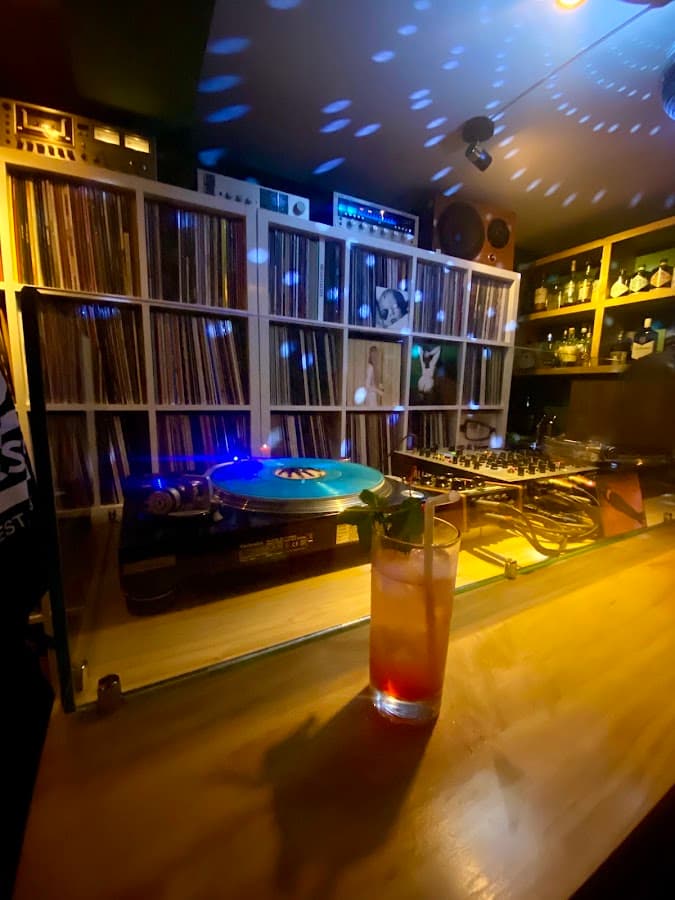 Shelter Vinyl Bar — foto