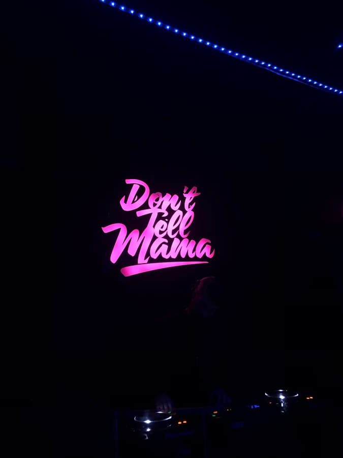 Don't Tell Mama — foto