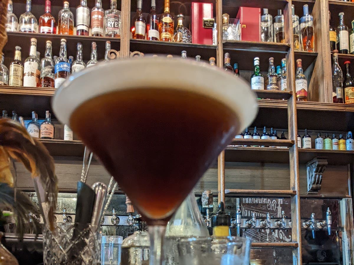 Apothecary 330 - A Cocktail Bar — foto