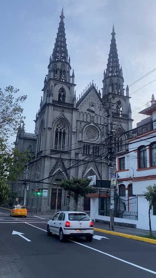 REY TOURS INTERNATIONAL (servicio de busetas viajes Quito Cuenca ) — foto