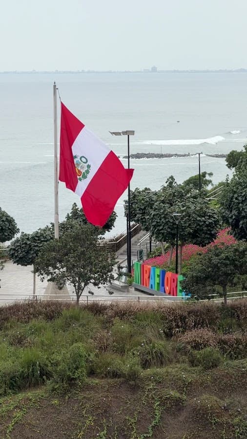 Mirador de la bandera & letras de la ciudad — foto