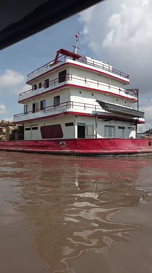 Plaza del Reloj Puerto Pucallpa — foto
