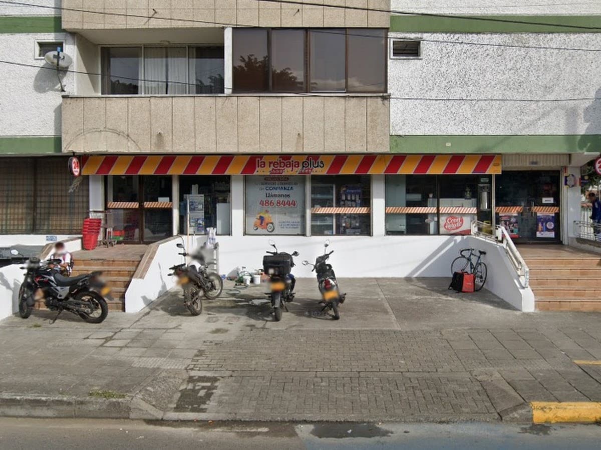 la rebaja Plus No. 8 DROGUERIA Y MINIMARKET Avenida Guadalupe Cali — foto