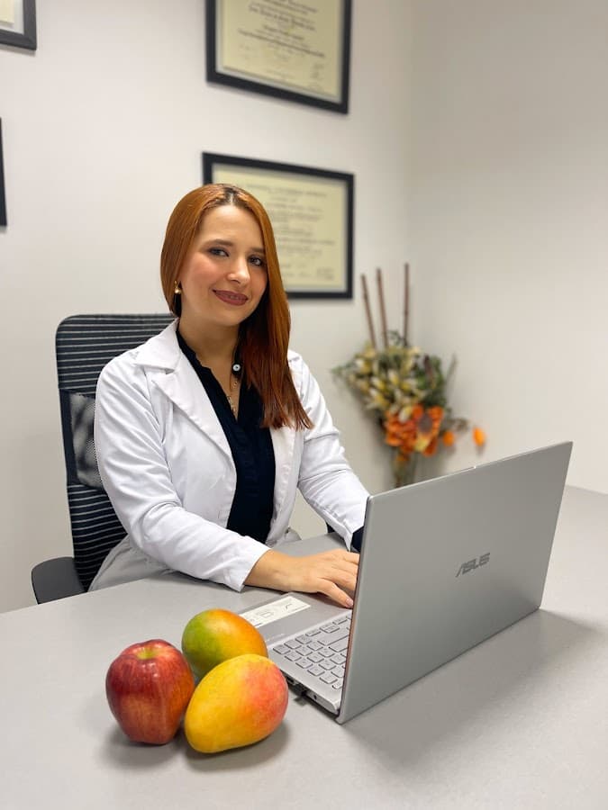 Dra. Carmen Eljaiek Sagbini Nutrióloga — foto