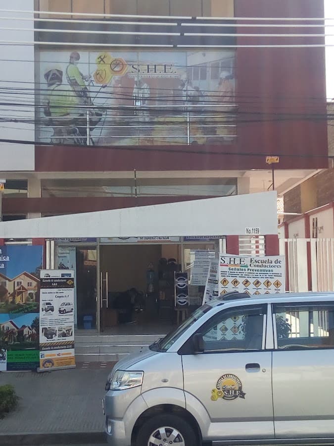 ESCUELA DE CONDUCTORES S.H.E. Clases de conducción vehículos - motocicleta — foto