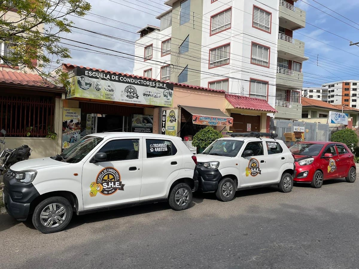 ESCUELA DE CONDUCTORES S.H.E. Clases de conducción vehículos - motocicleta — foto
