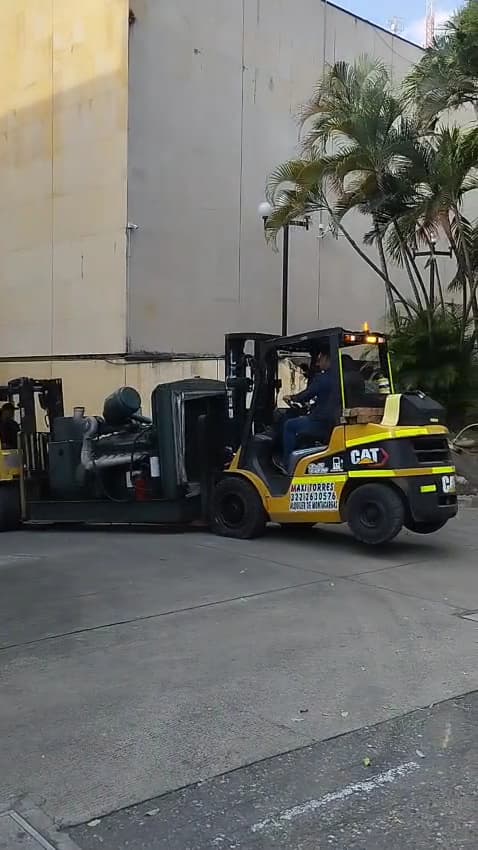 MONTACARGAS MAXI TORRES — foto