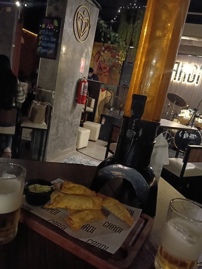 CARDI BAR & LOUNGE — foto