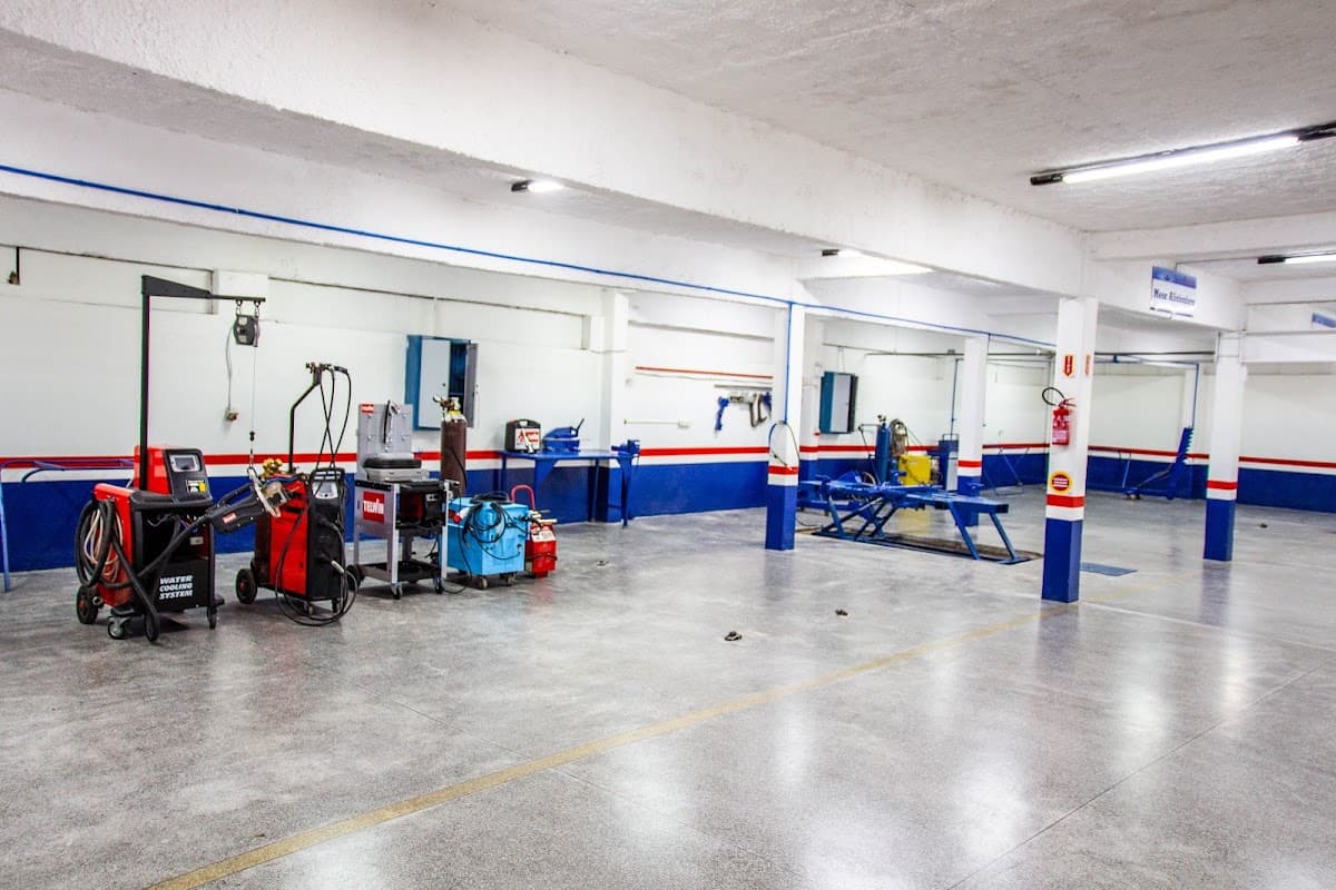 Maquinária Ilha Reparação Automotiva — foto