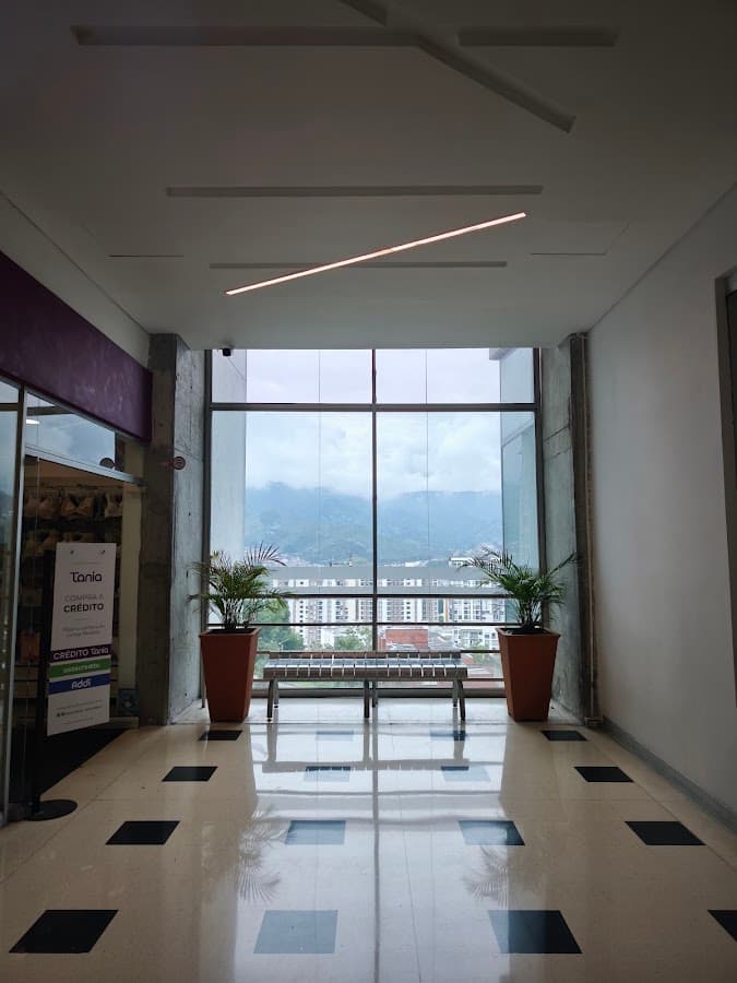Centro Comercial Cable Plaza — foto