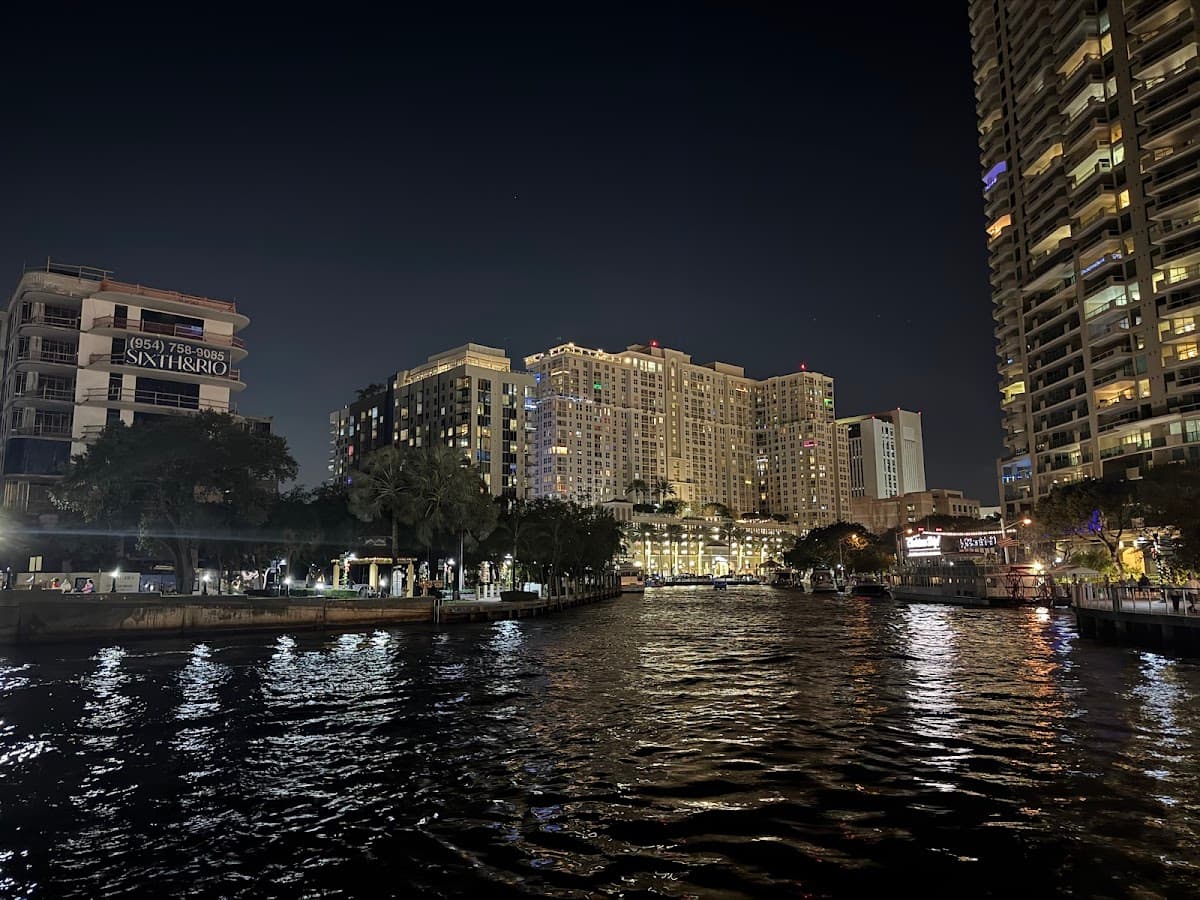 Laura Ward Riverwalk Plaza — foto