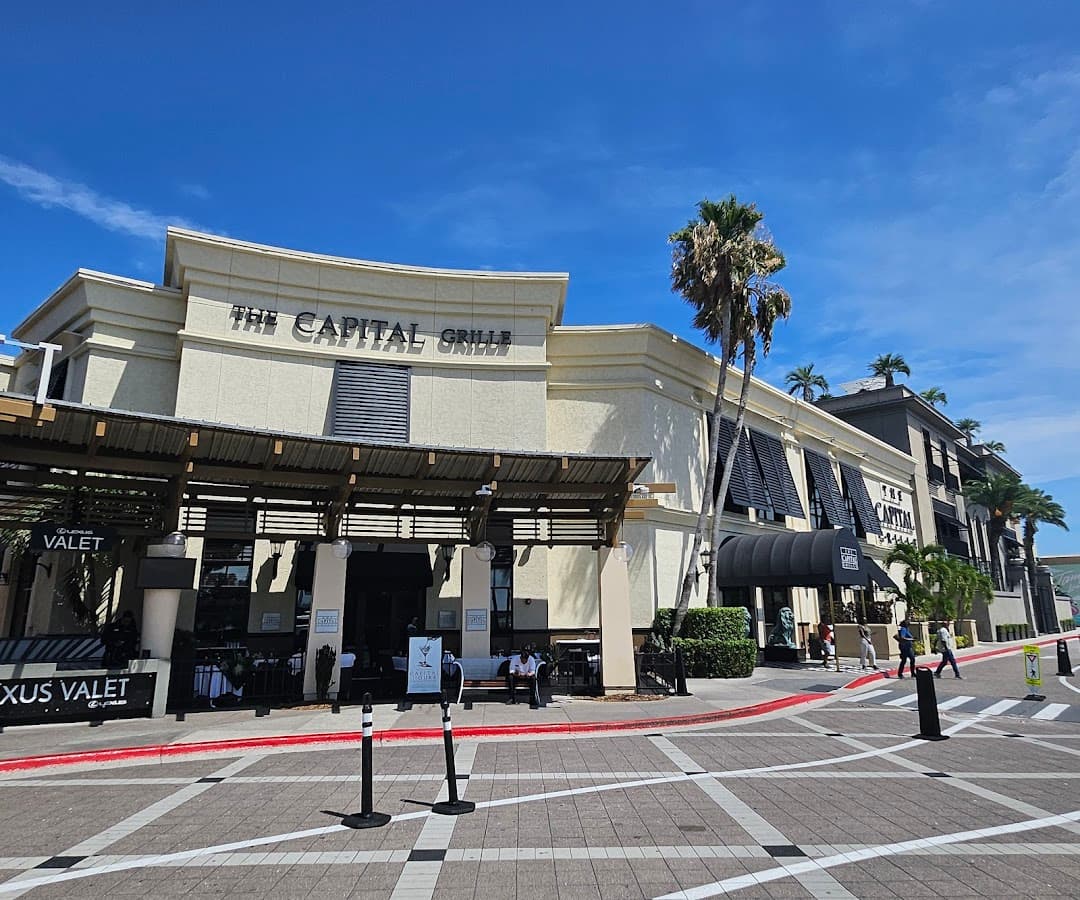 International Plaza and Bay Street — foto