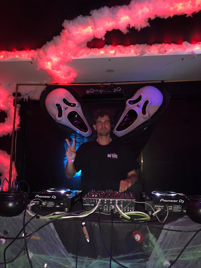 NAVARI LOUNGE CLUB