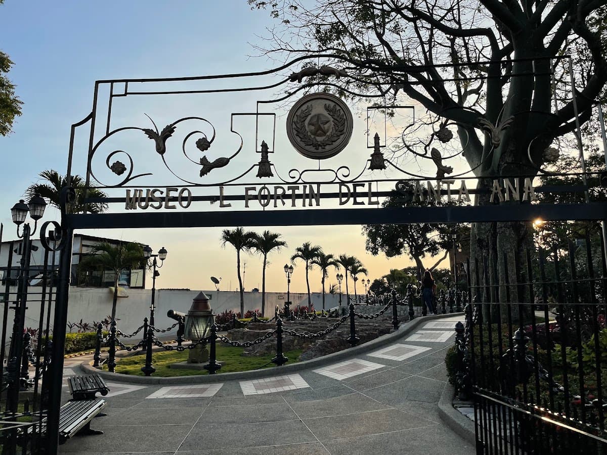 Museo Naval El Fortín del Cerro Santa Ana — foto