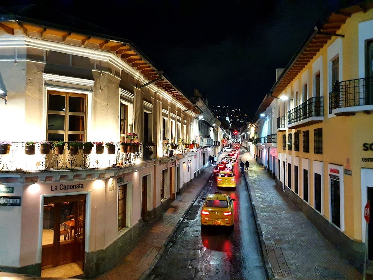 Quito Tour Bus / Bulevar Naciones Unidas — foto