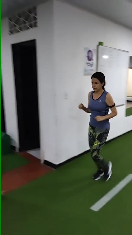 Centro de entrenamiento fitness FST — foto