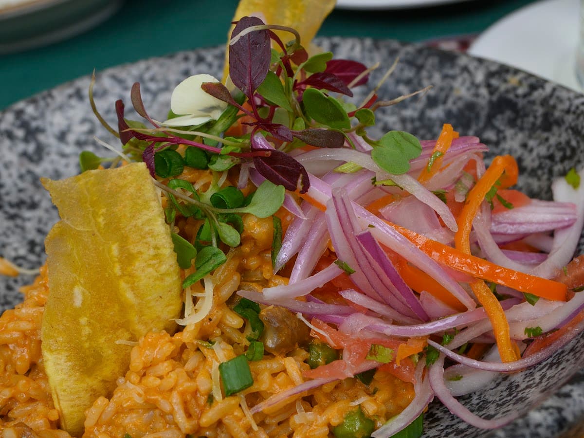 Tejas y Piedras Peruvian Table — foto