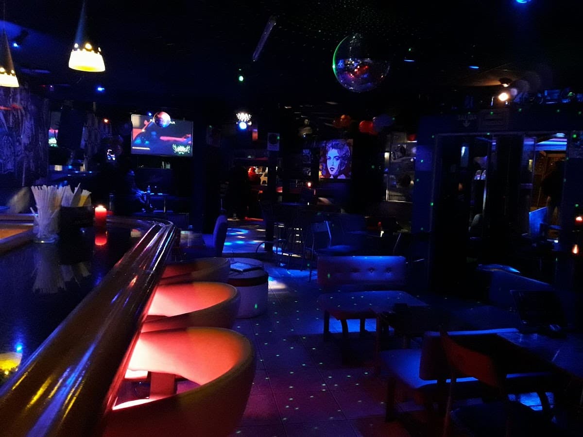 Retro Bar - El Primer Bar de los 80s en Quito ahora en nuevo local por Los Granados - Quito