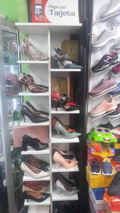 Calzados y Zapatillas Deportivas "CHESTER" — foto