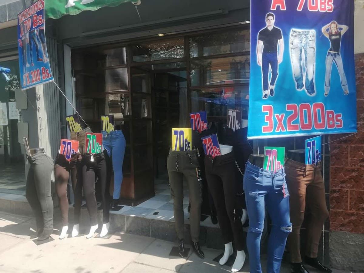 Moda urbana venta de pantalones — foto