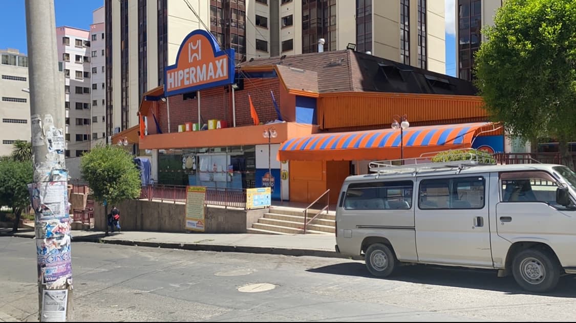 Hipermaxi Sucursal Miraflores — foto